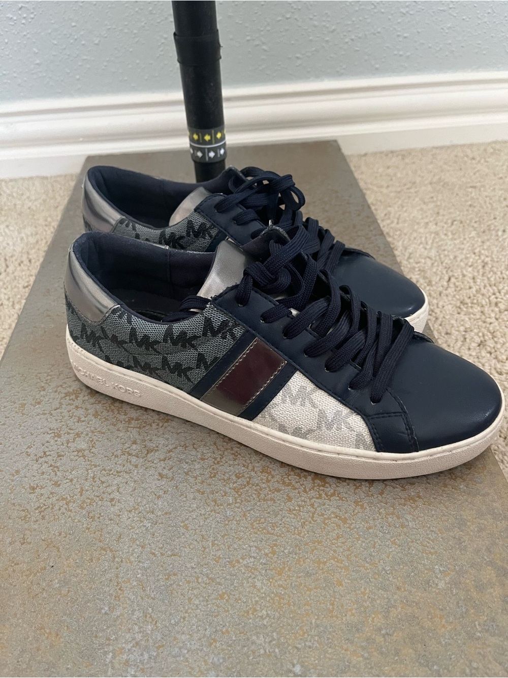 Michael Kors women’s Navy, Gray  Low-Top Sneakers